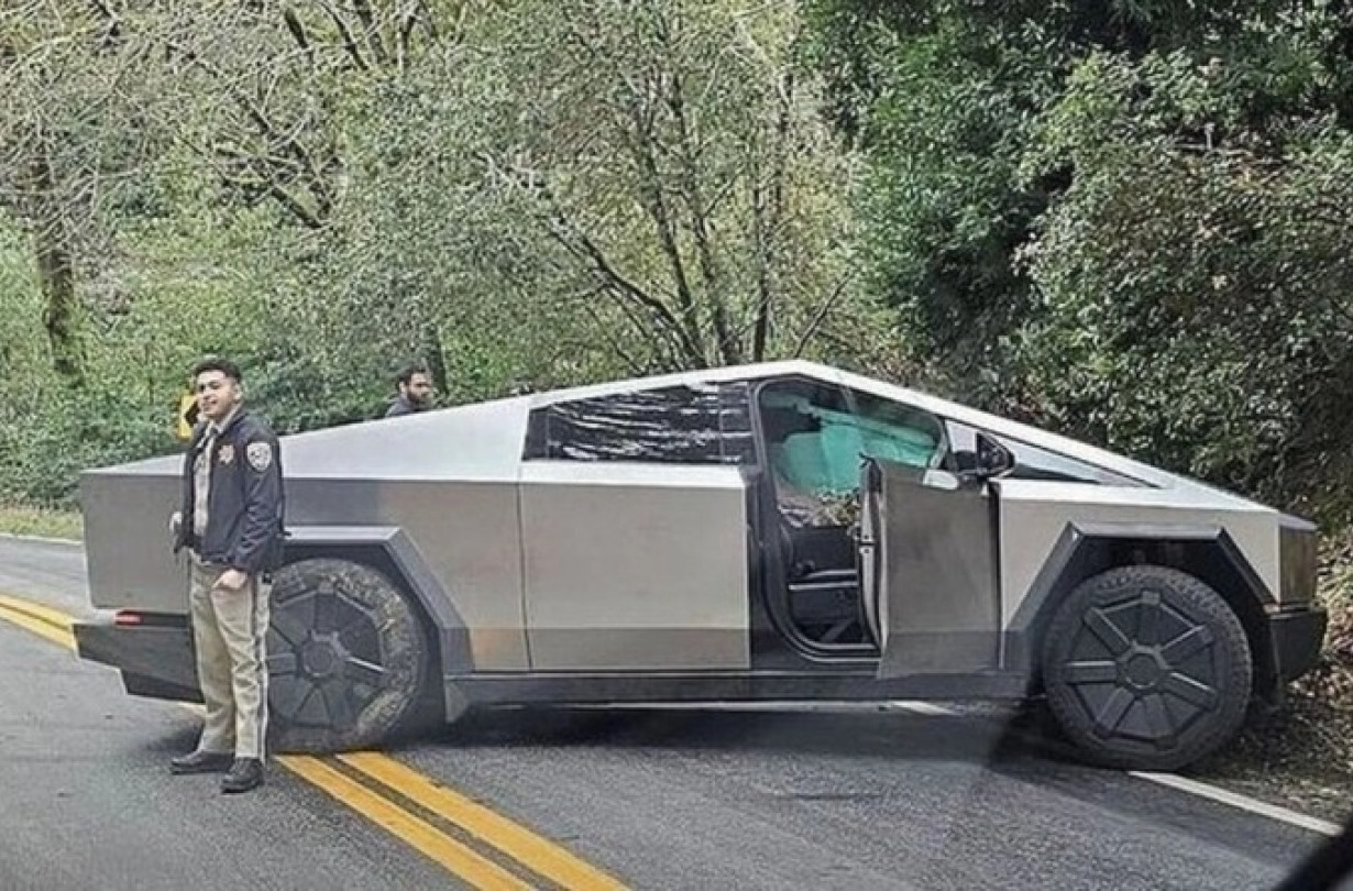 Από την σύγκρουση ανάμεσα στο Tesla Cybertruck και την Toyota Corolla ευτυχώς δεν υπήρξαν σοβαροί τραυμαρισμοί Tesla Cybertuck crash