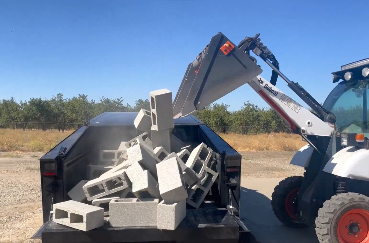 Tesla Cybertruck να κουβαλάει ντενεκέδες λάδι στην ελληνική επαρχία, γιατί όχι; Tesla Cybertruck
