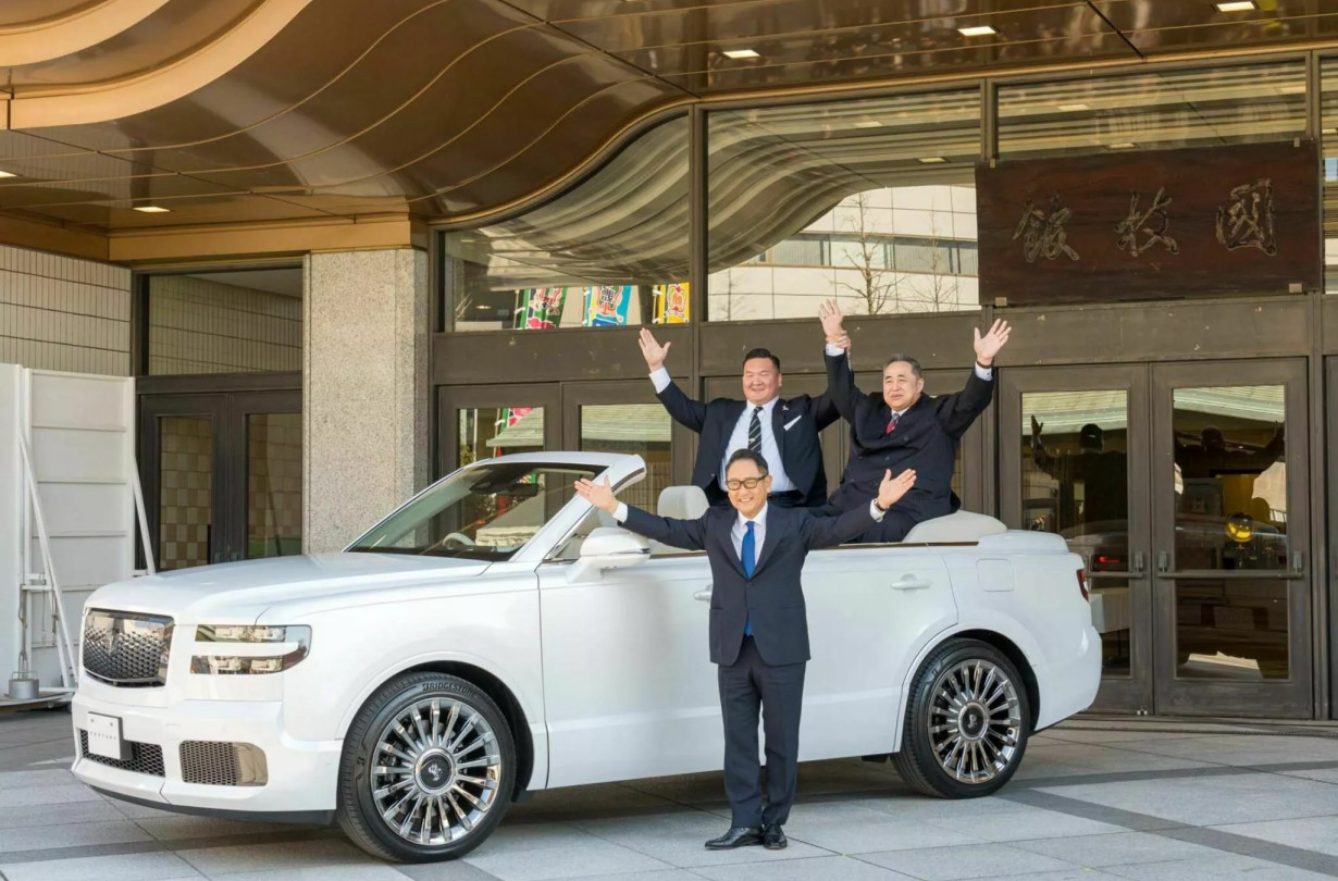 O Akio Toyoda παρευλάνει στο τελευταίο δημιούργημα της εταιρείας, ένα όχημα ειδικά για τον γύρο του θριάμβου σε θηριώδες αθλητές του σούμο. Toyota Century