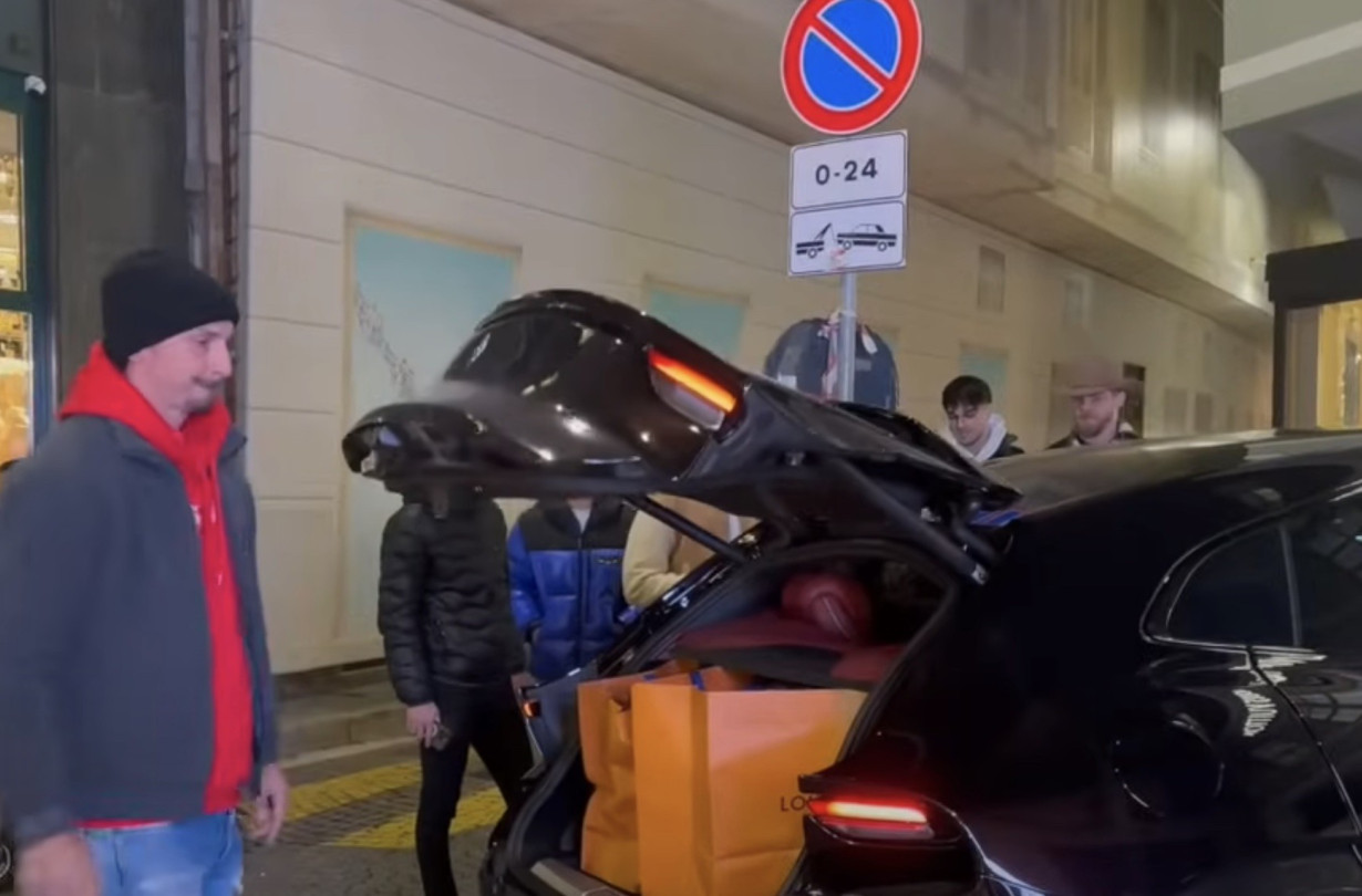 Ο Zlatan Ibrahimović δεν θα παρκάρει όπως εσείς κι εμείς. Έχει τα προνόμιά του. Zlatan Ibrahimović