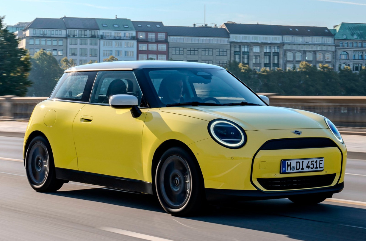 Πανέμορφο, αρκούντως σβέλτο και με ικανοποιητικότατη -για αστικό μοντέλο- αυτονομία. Το MINI Cooper E είναι κάτι παραπάνω από ένα εισαγωγικό μοντέλο. MINI Cooper