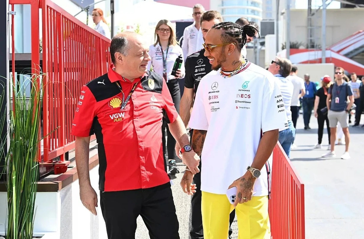 Scuderia Ferrari και Lewis Hamilton φαίνεται πως έχουν δώσει τα χέρια, με τον Βρετανό να οδεύει προς Maranello από τη σεζόν 2025 σε μία εξέλιξη-βόμβα Scuderia Ferrari-Lewis Hamilton