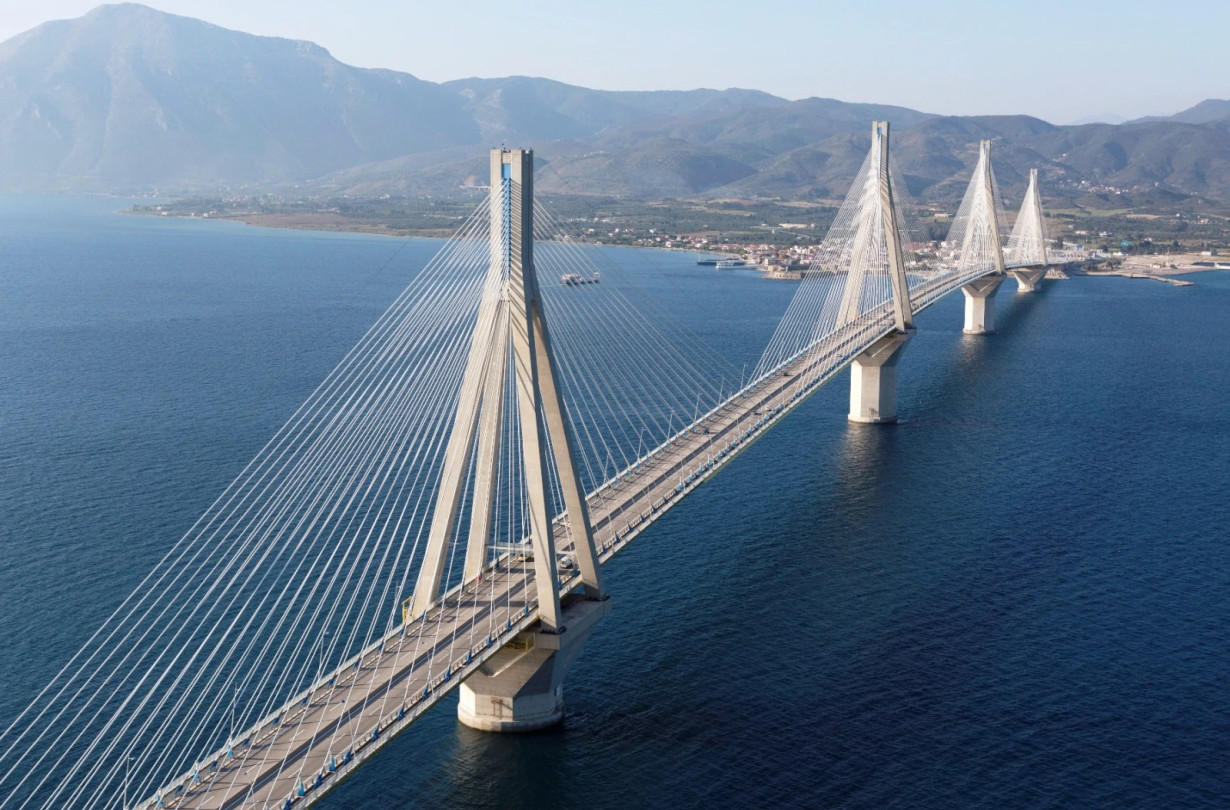 Οι κάτοχοι ηλεκτρικών αυτοκινήτων, από 1 Φλεβάρη του 2024 δικαιούνται έκπτωση 34% στις διελεύσεις από τα διόδια της γέφυρας Ρίου-Αντιρρίου Rio-Antirio