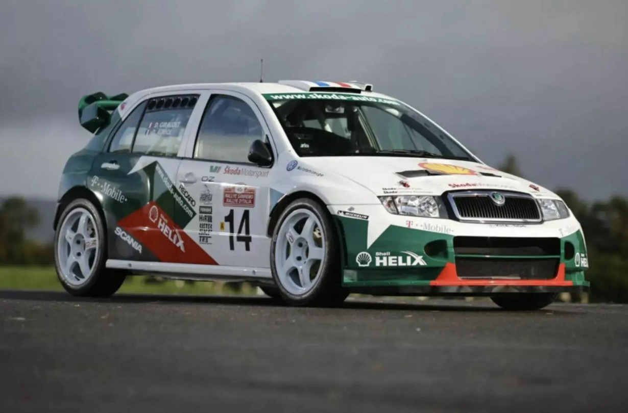 Ένα πραγματικό αγωνιστικό του WRC, οδηγημένο από έναν κορυφαίο οδηγό. Τώρα μπορεί να γίνει δικό σου. Škoda Fabia
