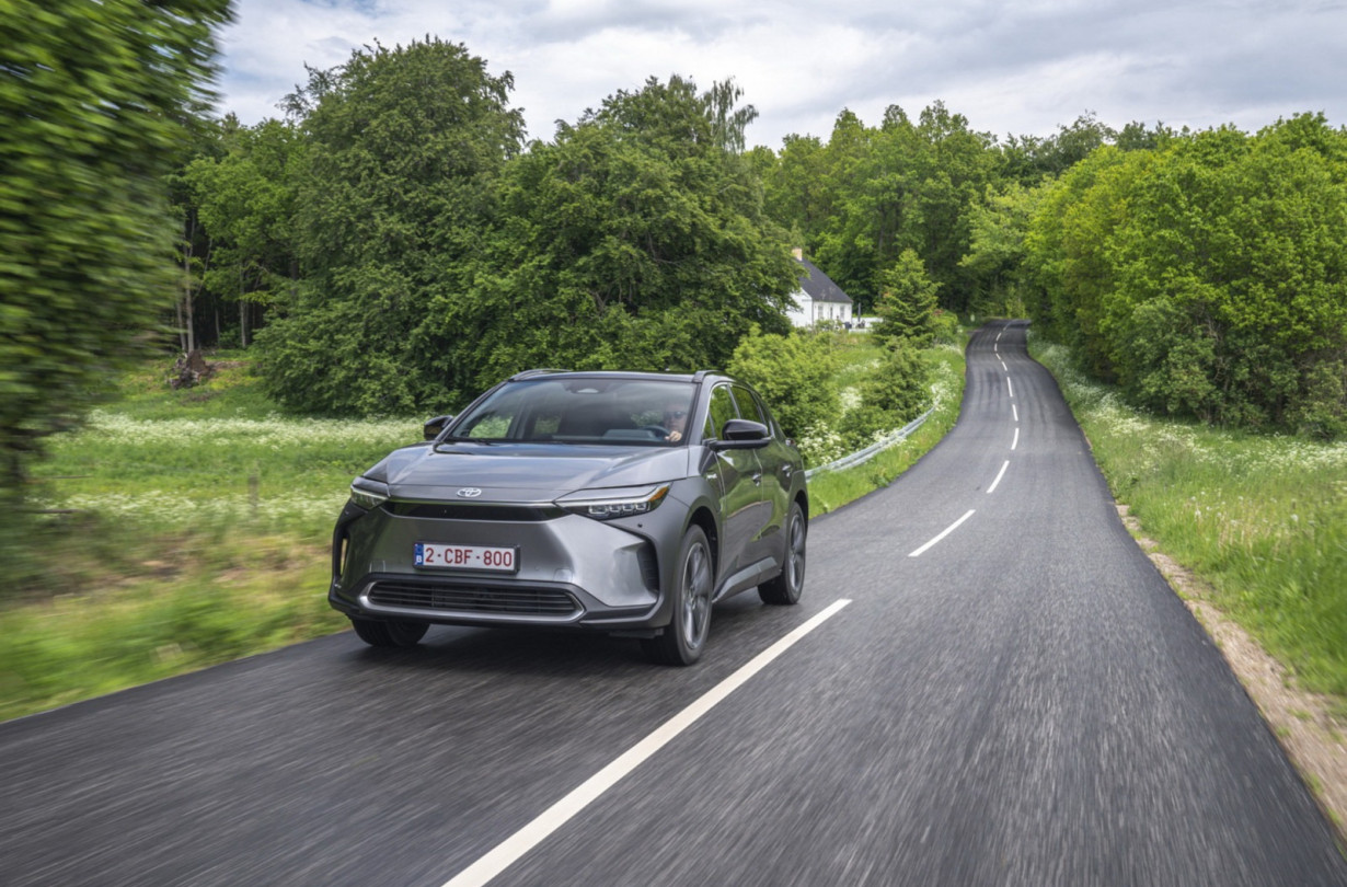 Η Toyota, σε σύνολο 11.233.029 ταξινομήσεων μαζί με τις θυγατρικές της, μέτρησε μόλις 104.000 πωλήσεις ηλεκτρικών αυτοκινήτων Toyota bz4x