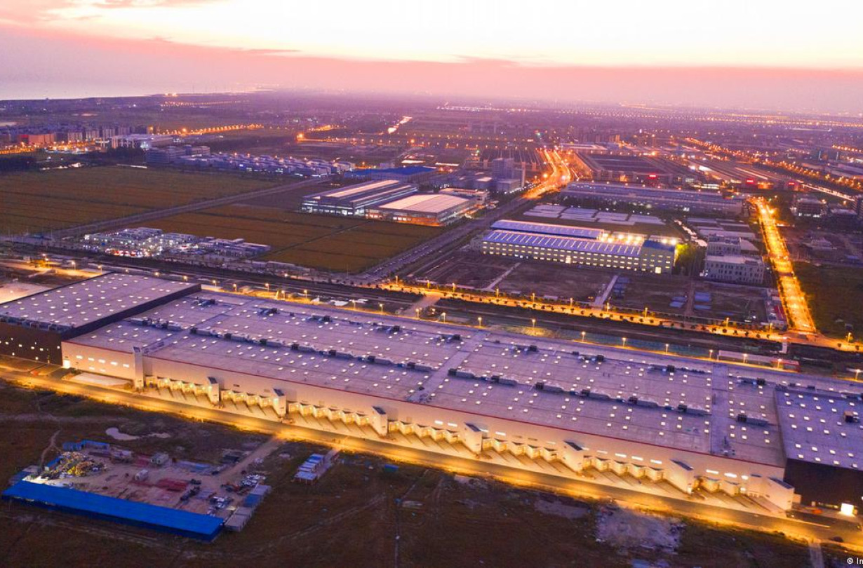 Τρεχάματα στο Gigafactory της Tesla στο Βερολίνο. Δεν της έφταναν οι ακτιβιστές πάνω στα δέντρα, τώρα έχει και τους εμπρησμούς των οικοτρομοκρατών. Tesla