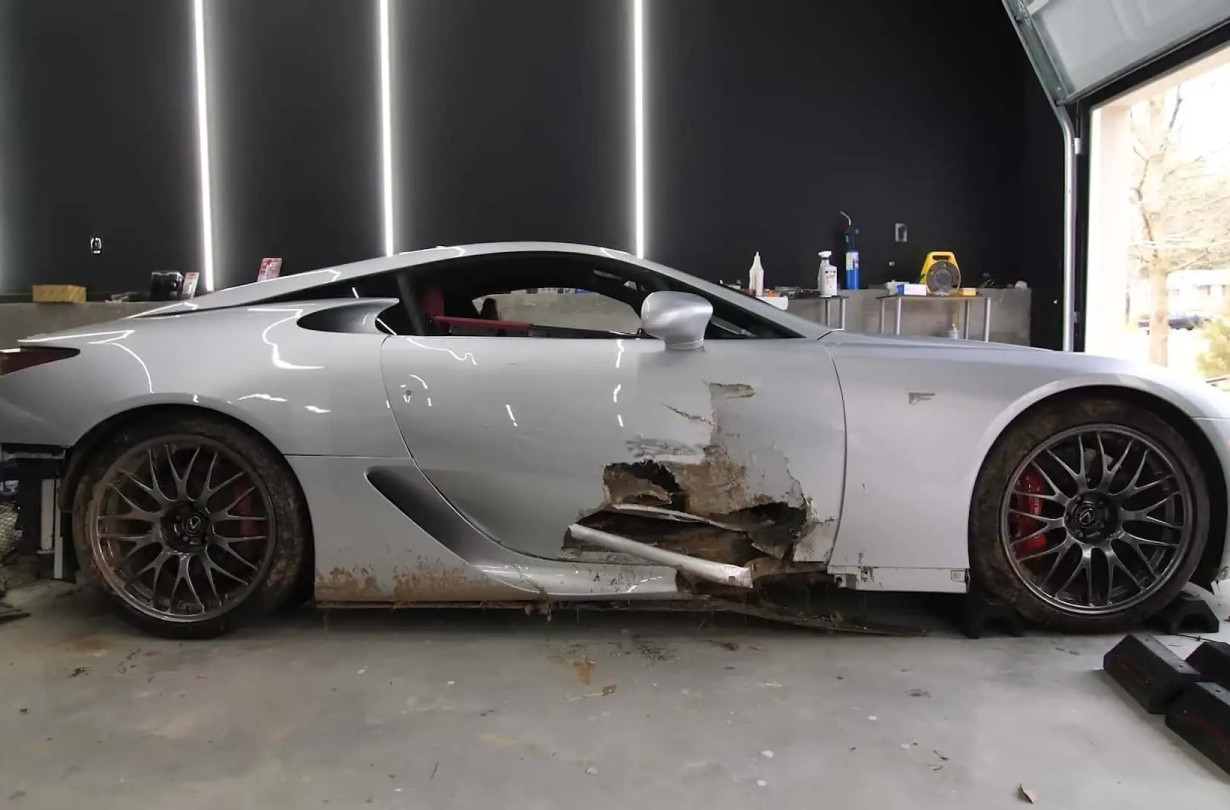 Για την αποκατάσταση των ζημιών του Lexus LFA, ο ιδιοκτήτης θα χρειαστεί να πληρώσει μισό εκατομμύριο δολάρια Lexus LFA