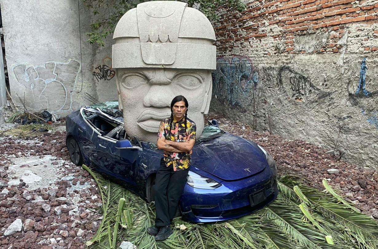 Εννέα τόνοι στην οροφή ενός Model 3; Αν ο Musk καταστρέφει την πατρίδα μας, θα κάνουμε κι εμείς το ίδιο! Tesla Model 3
