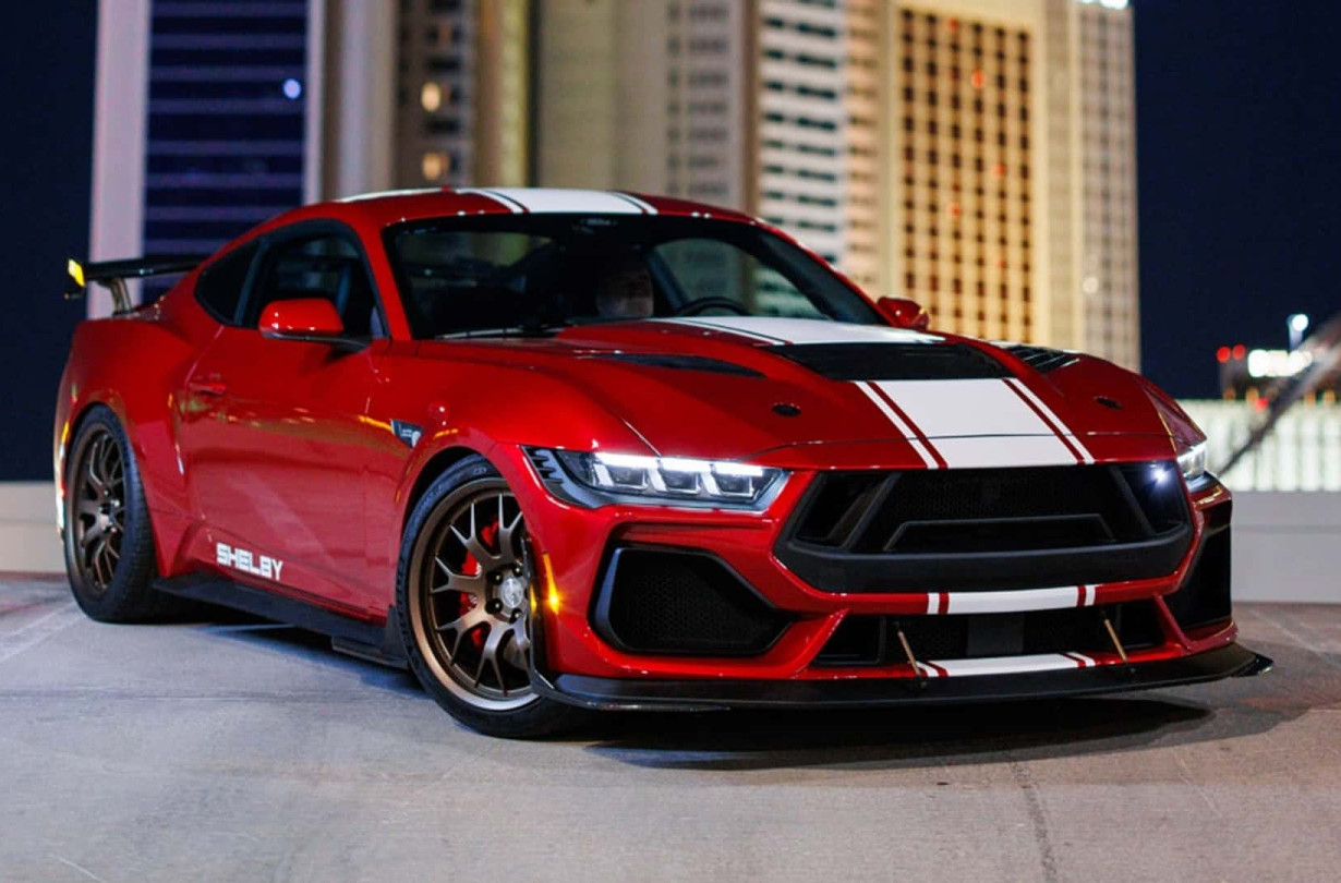 Η Shelby έχει τον δικό της τρόπο να σβήνει κεράκια. Συνήθως με V8 που ουρλιάζουν και πολύ καμένο καουτσούκ. Super Snake