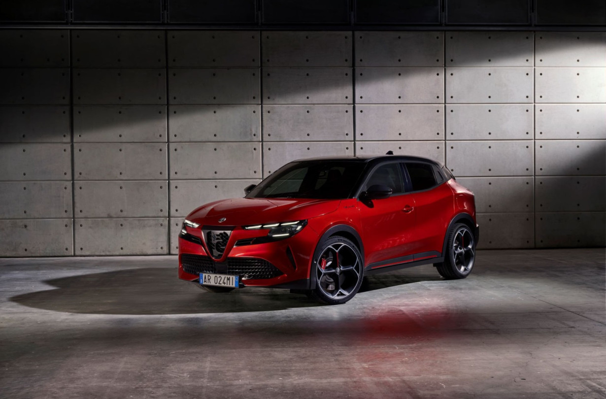 Η Alfa Romeo Milano μετονομάζεται σε Alfa Romeo Junior, μετά τις έντονες αντιδράσεις της ιταλικής κυβέρνησης Alfa Romeo Milano