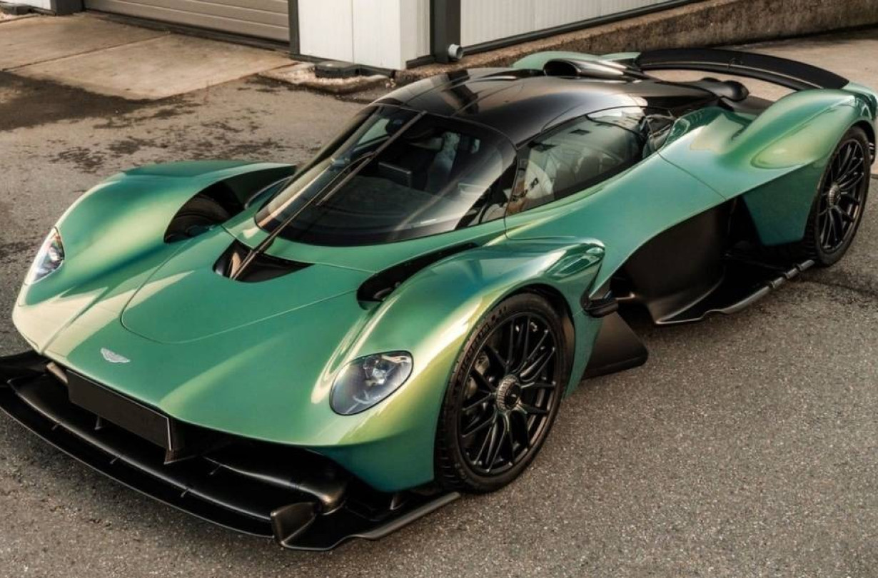 Αν έχεις 39 bitcoic, ήτοι €2.530.000 μπορείς να πεταχτείς μέχρι την Ολλανδία και να αποκτήσεις την Aston Martin Valkyrie Aston Martin Valkyrie