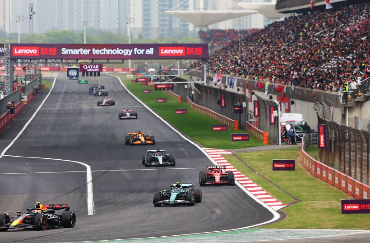 Ο Max Verstappen πανηγύρισε μία ακόμα εύκολη νίκη, την πρώτη στην καριέρα του επί κινεζικού εδάφους Chinese GP
