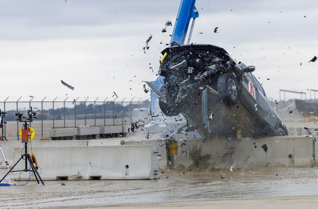 Όπως απέδειξε crash-test του πανεπιστημίου Nebraska-Lincoln, οι μπαριέρες δυσκολεύονται να συγκρατήσουν τα EV που προσεγγίζουν σε βάρος τους 2,5 τόνους EV crash-test