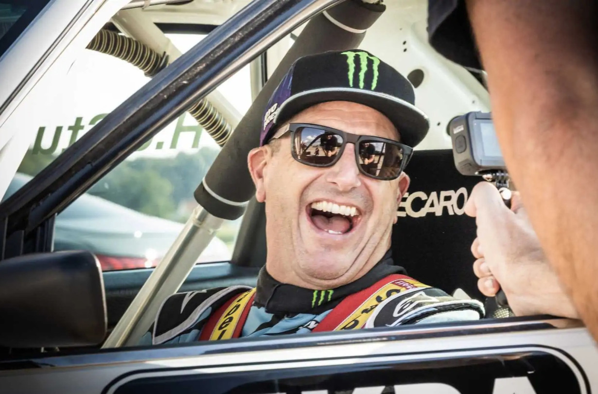 O Ken Block μπορεί να μην πανηγύρισε παγκόσμιους τίτλους, οι οδηγικές ικανότητες και τα «κασκαντεριλίκια» του όμως, θα μείνουν για πάντα αξέχαστα Ken Block