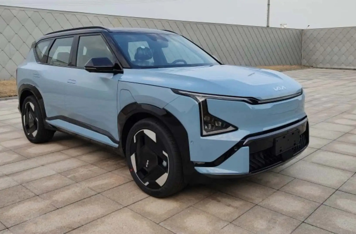 Στο Kia EV5 GT, o ηλεκτροκινητήρας του μπροστινού άξονα αποδίδει 215 ίππους και εκείνος του πίσω 98 Kia EV5 GT