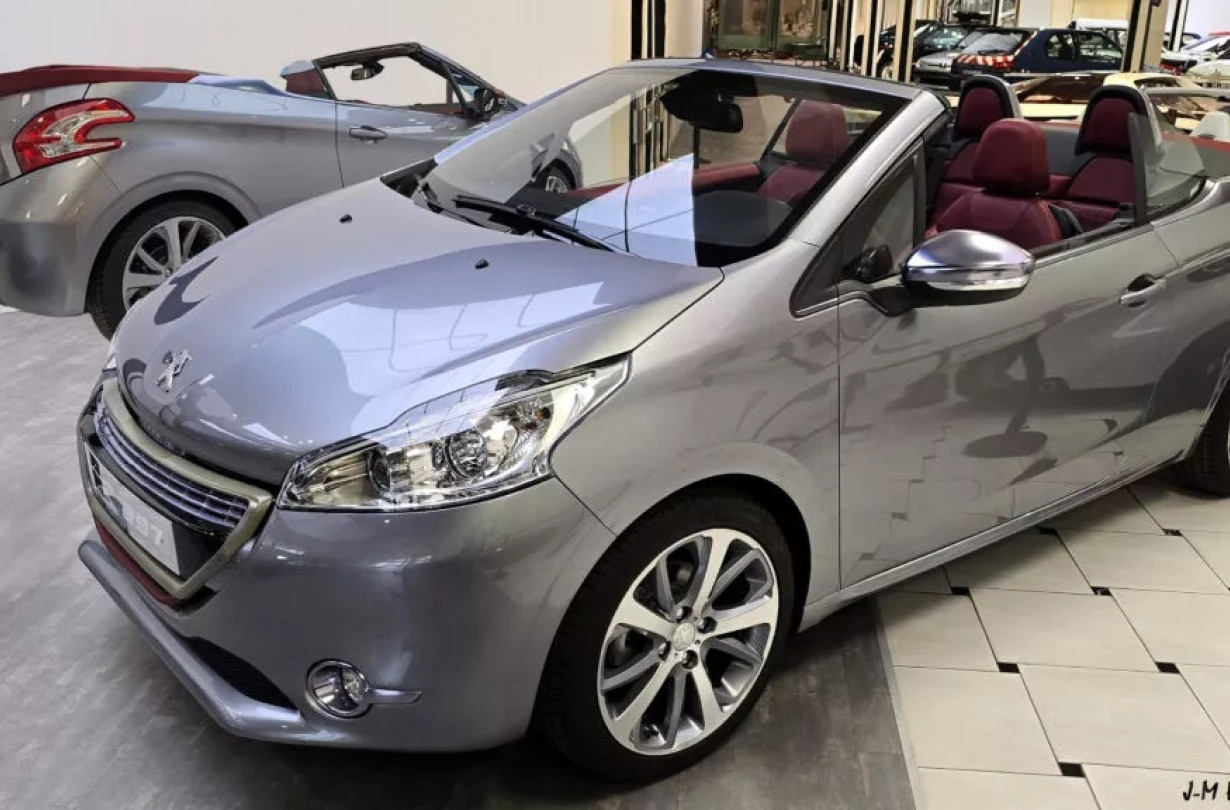 Το ανοιχτό Peugeot 208 θα μπορούσε να επαναλάβει την επιτυχία των ξεσκέπαστων μικρών γαλλικών αλλά δεν πήρε ποτέ το πράσινο φως για την παραγωγή. Peugeot 208 Cabriolet
