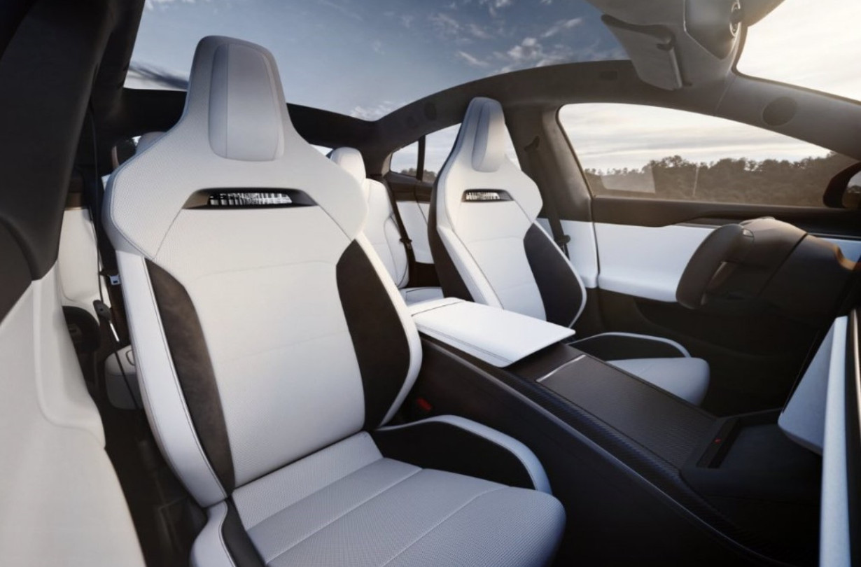 Αναβάθμιση ουσίας για το κορυφαίο Tesla, με ημί-μπάκετ καθίσματα που βελτιώνουν έναν τομέα που χώλαινε. Tesla Model S Plaid