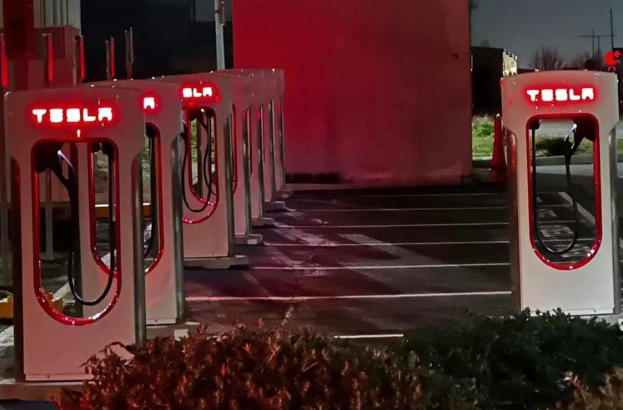 Οι πανίσχυροι ταχυφορτιστές της Tesla θα αποτελέσουν μια ακόμα λύση για όσους επιζητούν τη γρήγορη φόρτιση κι έχουν EV άλλου κατασκευαστή. Tesla