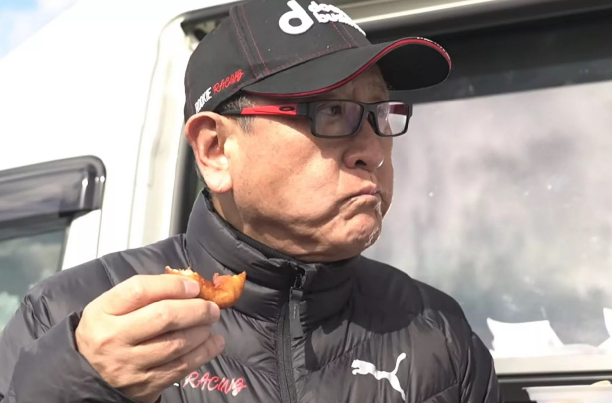 Εσείς, ποια ντόνατς του Akio Toyoda λιγουρεύεστε περισσότερο; Αυτά που κάνει στην πίστα ή αυτά στον οισοφάγο; Akio Toyoda