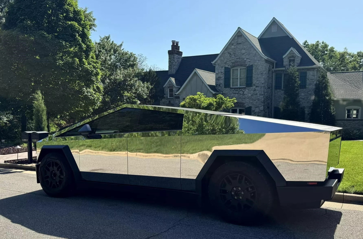 Το Tesla Cybertruck ξελογιάζει (τους εξωγήινους), ενίοτε και τυφλώνει τους... γήινους! Tesla Cybertruck