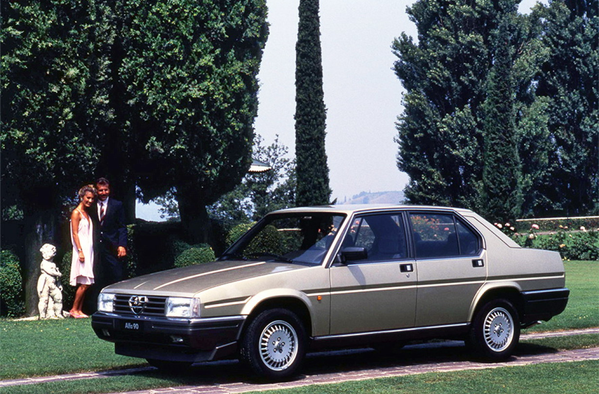 H Alfa 90 στα τρία χρόνια της εμπορικής καριέρα της κατέγραψε 56.428 πωλήσεις. Και εικάζουμε ότι θα μπορούσε πολύ καλύτερα, αν τη λανσάριζαν και με αυτόματο σασμάν Alfa 90 1984-1987