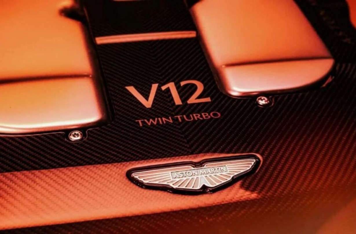 H Aston Martin, με τον νέο, twin-turbo V12 που εξελίσσει, μας δείχνει πως η αυτοκίνηση δεν είναι μόνο ηλεκτρομοτέρ και ηλεκτρική αυτονομία Aston Martin V12 Engine