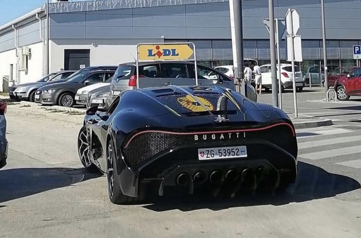 Αν τα Lidl έχουν χιούμορ, θα δώσουν μερικές δωροεπιταγές στον κάτοχο της Bugatti La Voiture Noire για την τσάμπα διαφήμιση. Bugatti La Voiture Noire