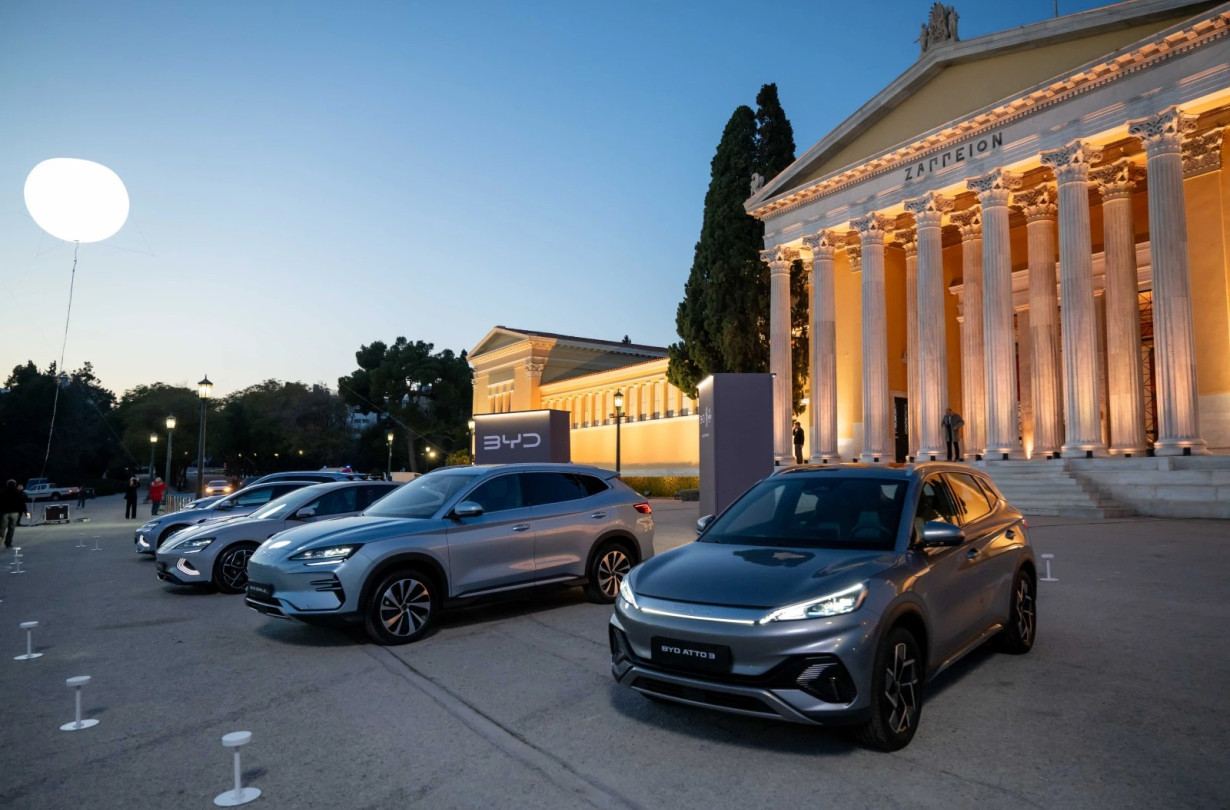 Τα δύο πρώτα καταστήματα BYD στην Αθήνα στεγάζονται στη Λεωφ. Κηφισίας 57, Μαρούσι και στη Λεωφ. Αθηνών 173 & Λ. Κηφισού BYD Greece