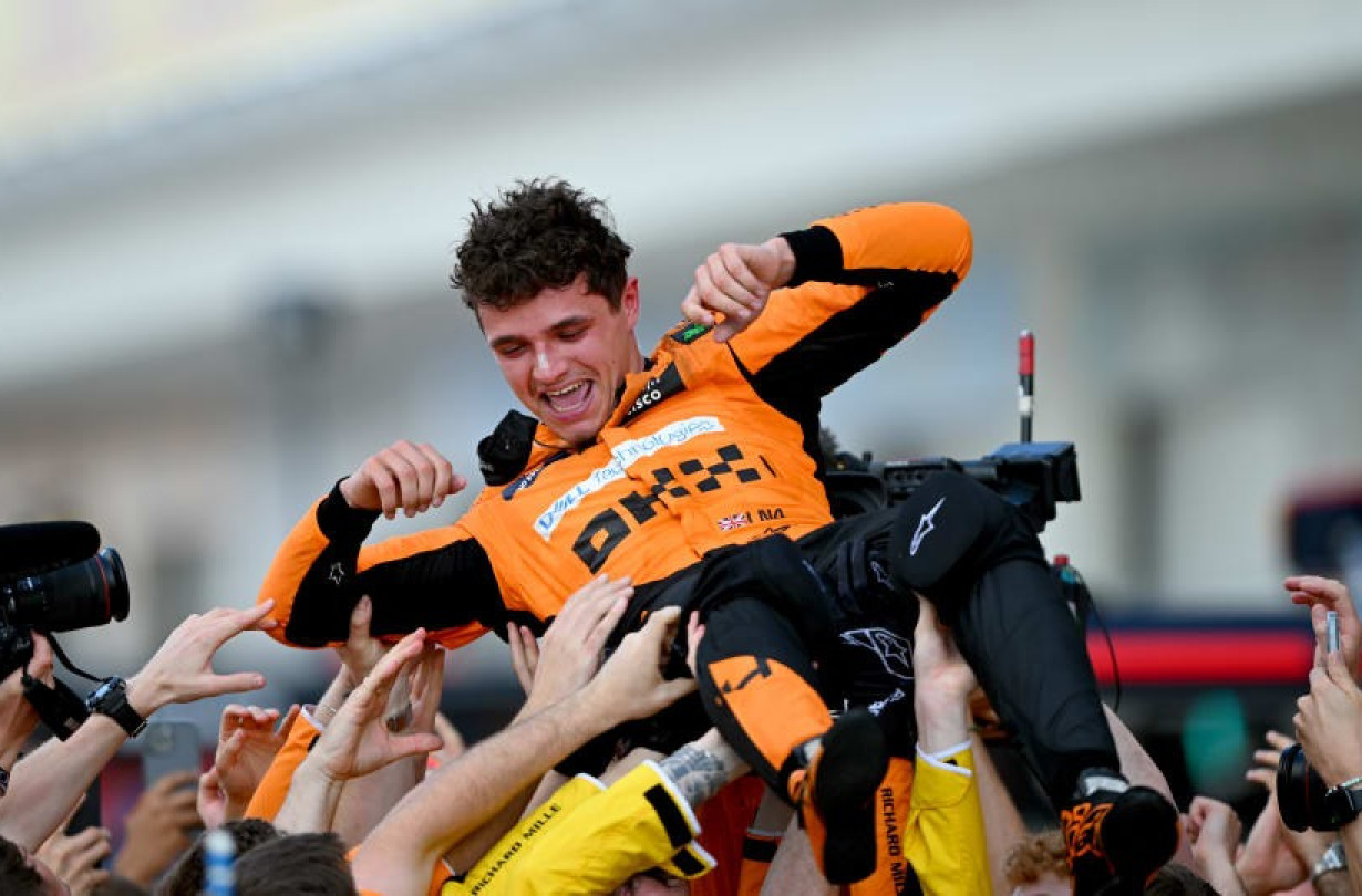 O Lando Norris οδηγώντας εκπληκτικά πανηγύρισε την πρώτη του νίκη στο GP του Miami, μετά από 110 αγώνες στην Formula 1 GP Miami Lando Norris
