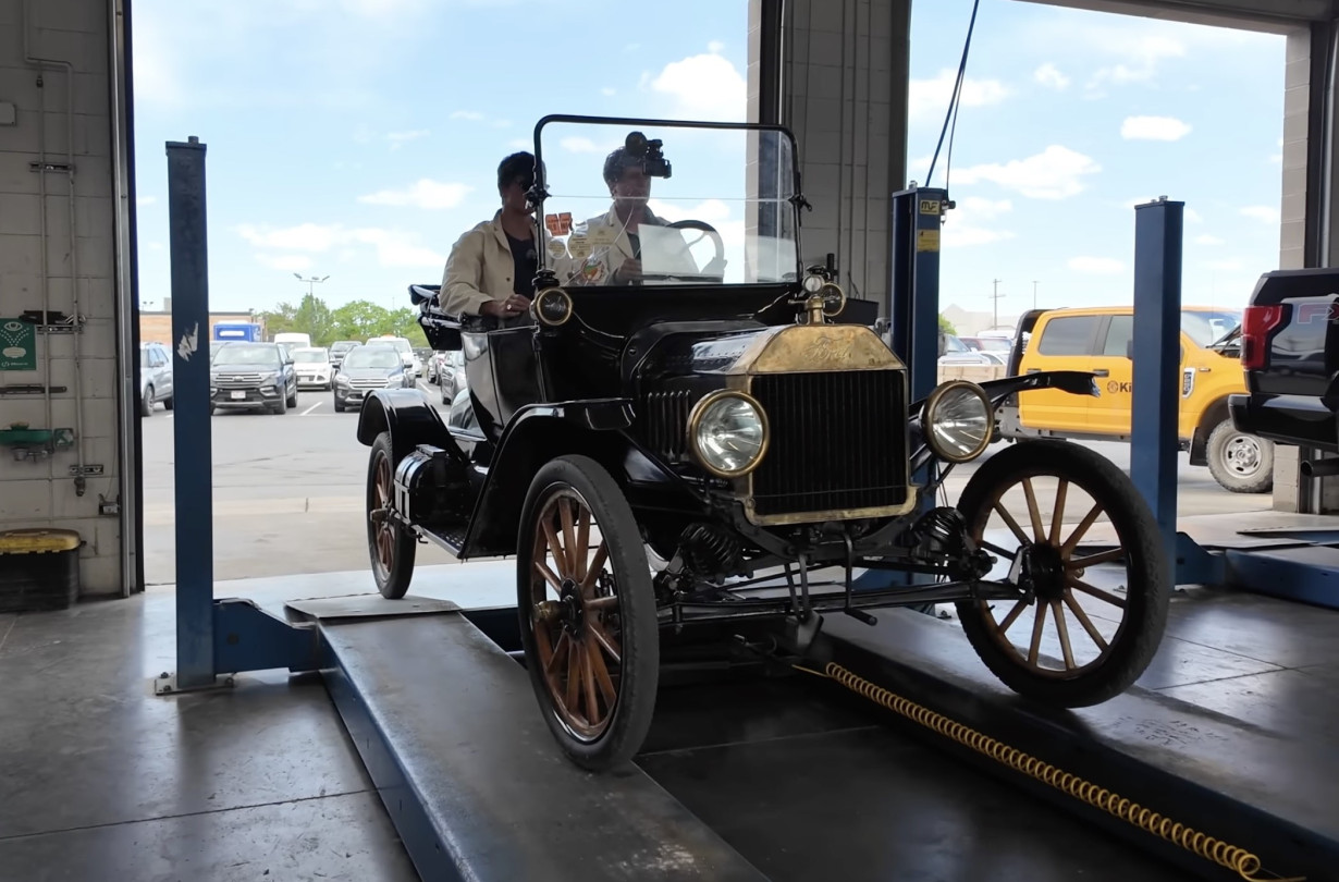 «Είστε σίγουρα αντιπροσωπεία Ford; Α, μάλιστα. Και συντηρείτε όλα τα Ford; Σίγουρα; Όλα;» Ford Model T