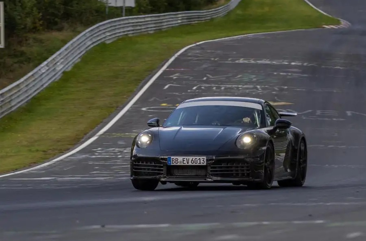 Η υβριδική τεχνολογία μπορεί να μειώσει την κατανάλωση και τους ρύπους, αλλά και να βελτιώσει την απόκριση και κατά συνέπεια, τις επιδόσεις. υβριδική 911