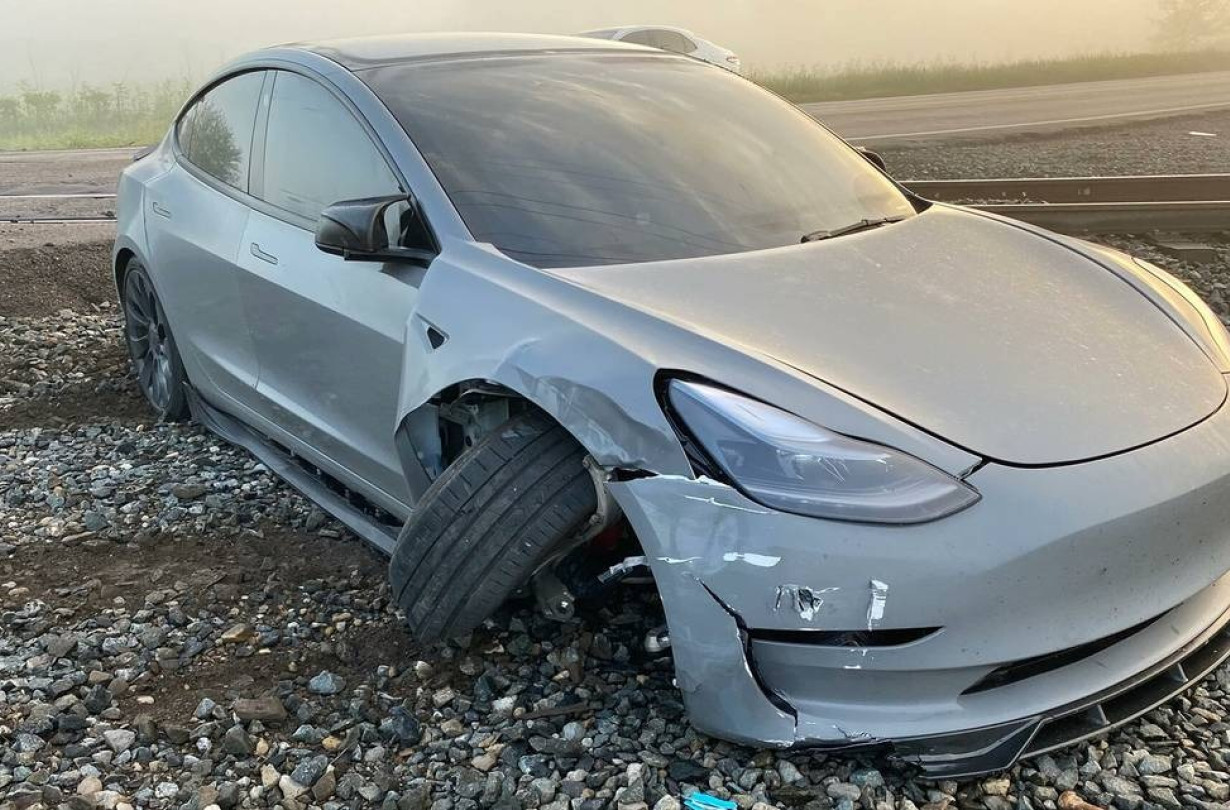 O οδηγός του Tesla Model 3 αντέδρασε την τελευταία στιγμή και γλίτωσε με μικροτραυματισμούς Tesla Model 3 FSD
