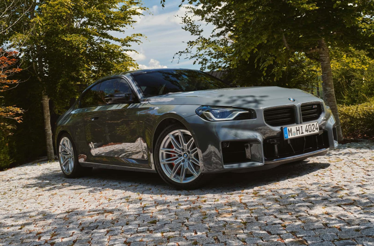 Ταχύτερη, με ζάντες που δεν μας κερδίζουν αλλά είμαστε ευγνώμονες που διατηρήθηκε το χειροκίνητο κιβώτιο. BMW M2