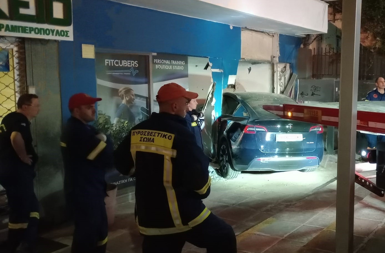 Tesla μπουκάρει σε βιτρίνα ωσάν ταύρος εν υαλοπωλείω και για την Πυροσβεστική χτυπούν 1.000 συναγερμοί. Tesla
