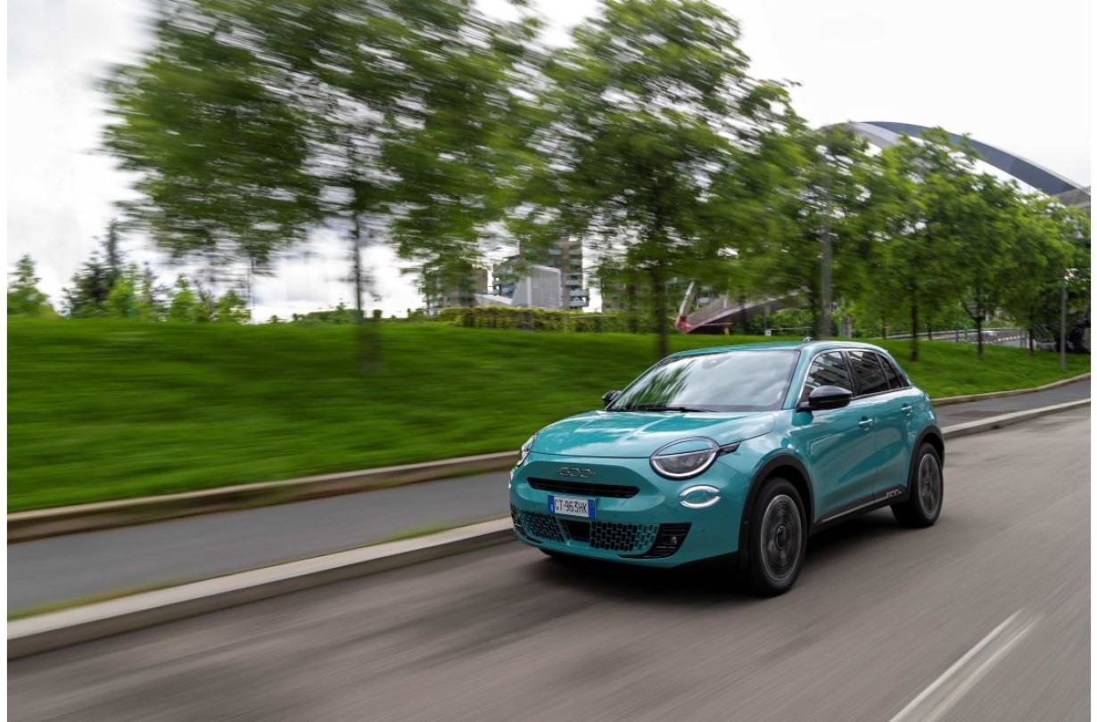 Το υβριδικό FIAT 600 ξεκινά την εμπορική του πορεία στην ελληνική αγορά από τις €23.990, τη στιγμή μου το 600e, με την κρατική επιδότηση κοστίζει €28.190 FIAT 600 Hybrid