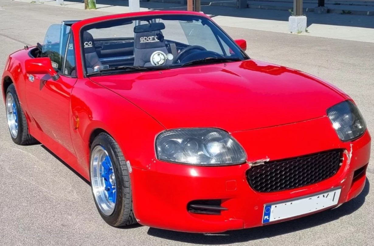 Από μπροστά σαν Supra, από πίσω σαν Z4, από το πλάι — επιτέλους — αναγνωρίζεις το Miata! Mazda MX-5
