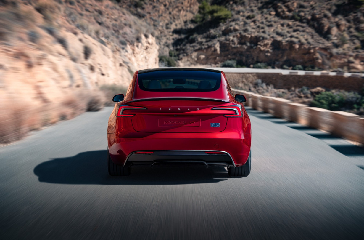 Το Performance ήταν «πιστόλι» και τώρα έγινε «πολυβόλο». Δεν πιάνεται ούτε στα χαμηλά, ούτε στα ψηλά. Model 3 Performance