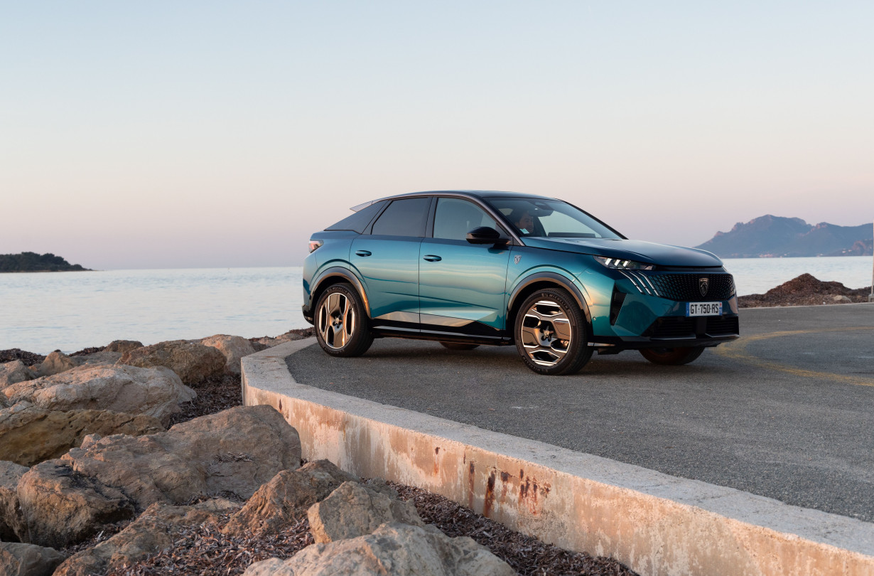 To νέο Peugeot 3008 ξεκινά την εμπορική του πορεία στην ελληνική αγορά από τις €36.900 Peugeot E3008 Peugeot E3008