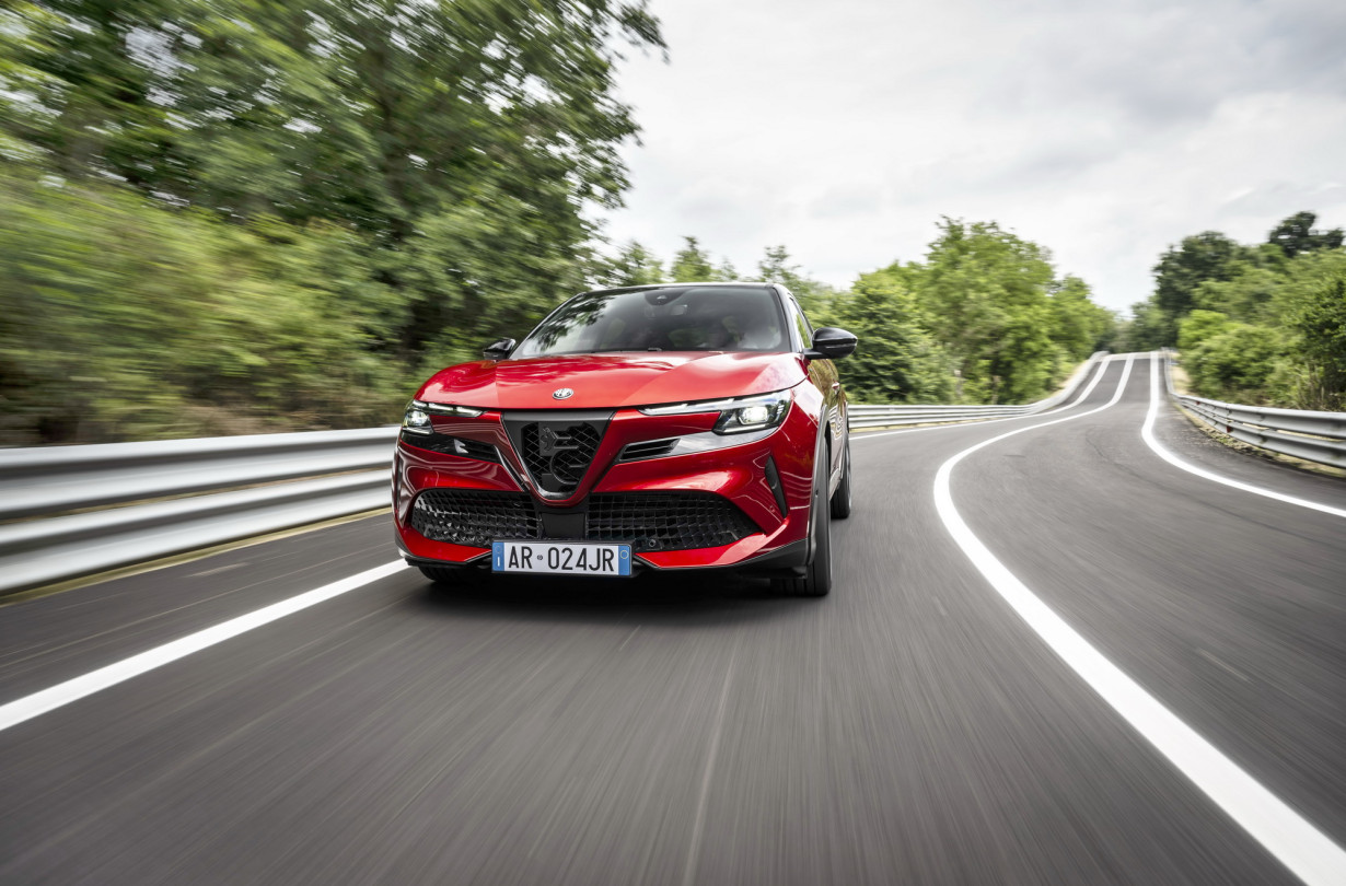 H σπίθα υπάρχει στην Alfa Tomeo Junior Veloce. Με ένα αβανταδόρικο ηχητικό σύστημα, η Alfa θα βάλει και το μπουρλότο! Alfa Romeo Junior Veloce