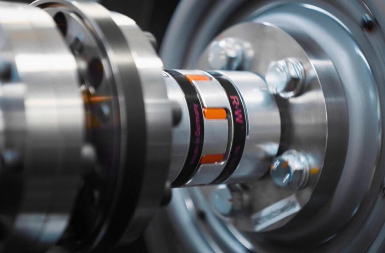 Η ειδοποιός διαφορά της σπουδής των BMW και DeepDrive σε σχέση με τους συμβατικούς κινητήρες είναι ότι ο στάτορας κινεί ταυτόχρονα και τους δύο ρότορες BMW & DeepDrive