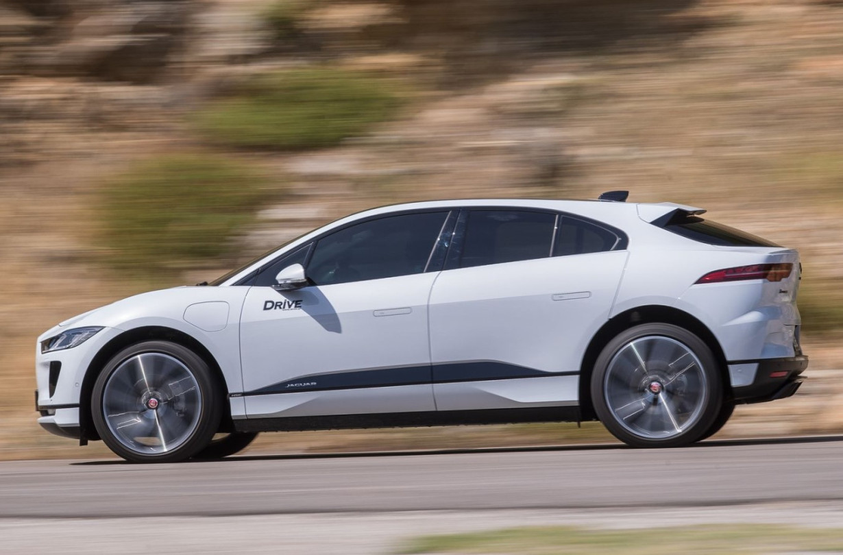 Θυμάστε πιτσιρικάδες που μας ψιθύριζε μυστικούς κωδικούς ο κολλητός για να ξεκλειδώσουμε την επόμενη πίστα στο ηλεκτρονικό; Σε αντίστοιχα τρικ καταφεύγουν κάποια EV για να φορτίσουν ταχύτερα. Jaguar I-Pace