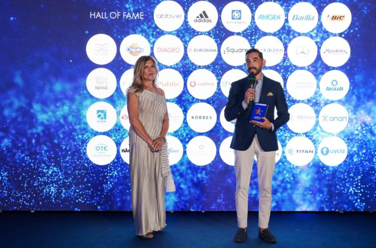 H Αναστασία Παρετζόγλου, Fortune Greece Brand Manager, και ο Παναγιώτης Ριτσώνης, Marketing Senior Manager Mercedes-Benz Cars & smart επί σκηνής. Mercedes-Benz Hall of Fame