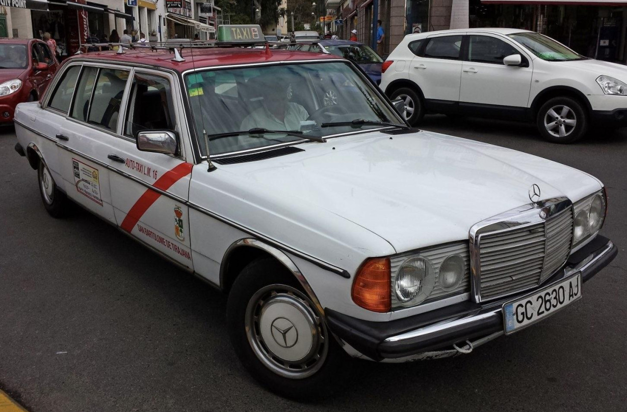 Ταξί Mercedes-Benz απειλεί να αντέξει μέχρι τη συντέλεια του κόσμου. Μαζί με τις κατσαρίδες. Ταξί Mercedes-Benz
