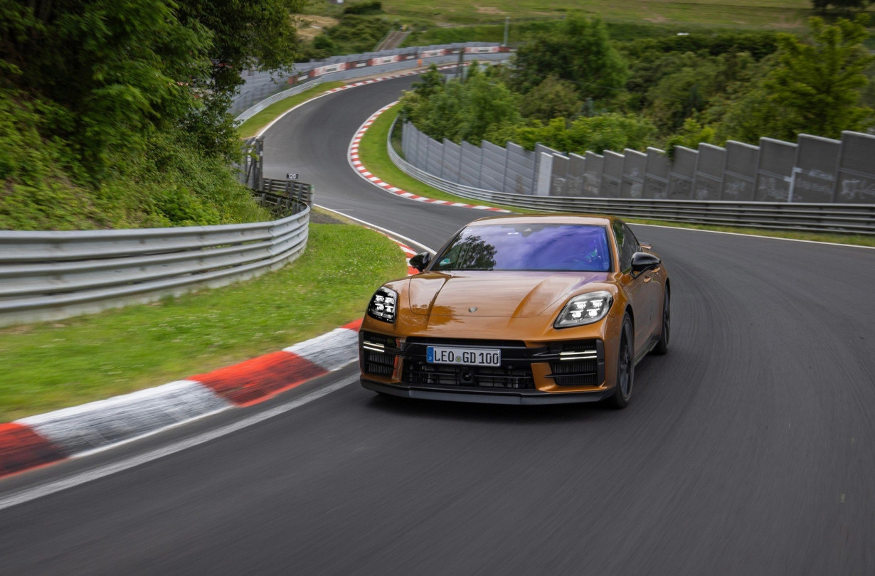 H Porsche Panamera, με χρόνο 7’24”17 έγινε η πιο γρήγορη θερμική ή υβριδική executive μπερλίνα που περνά από το Nürburgring Porsche Panamera Nürburgring