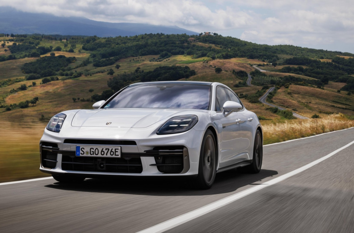H Porsche Panamera Turbo S E-Hybrid των 782 ίππων ξεκινά από τις €254.630, με την GTS να κοστίζει €243.560 Porsche Panamera S E-Hybrid