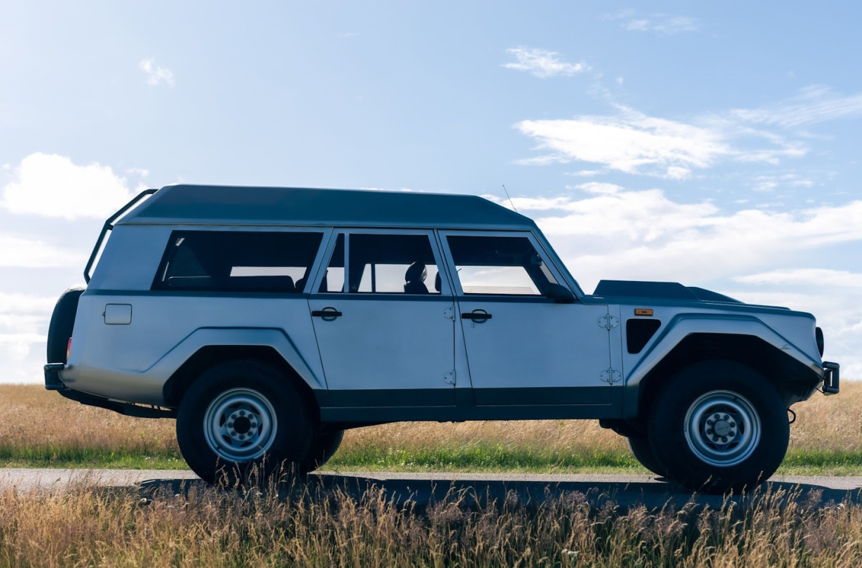 Αν η Lamborghini LM002 είναι πολύ κοινότυπη για σένα, είτε είσαι πολύ ψωνισμένος, είτε ο Σουλτάνος του Μπρουνέι. Lamborghini LM002