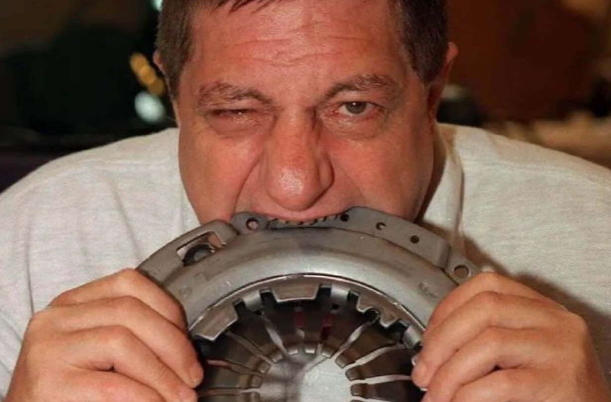 Όταν έχεις φάει κοτζάμ αεροπλάνο Cessna, τι να σου κάνει ένα αυτοκίνητο; Monsieur Mangetout