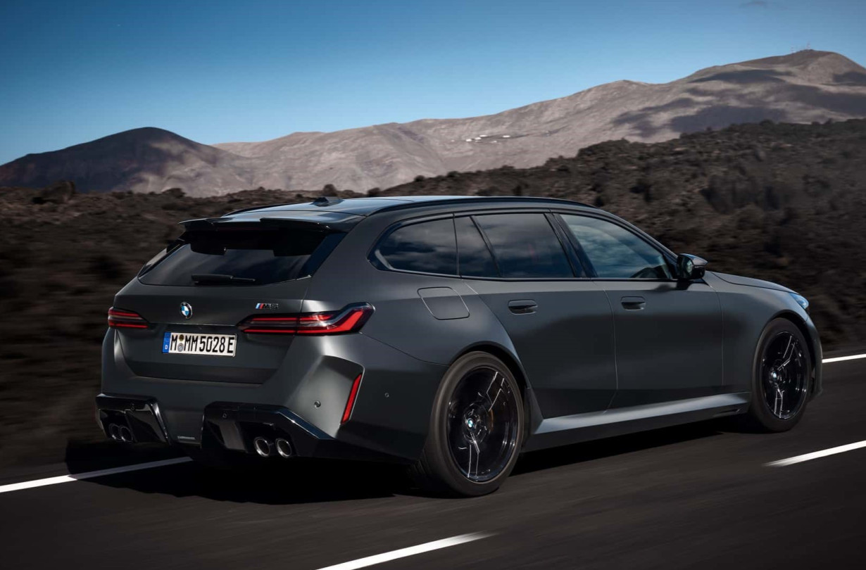 Η BMW M5 Touring επιστρέφει για πρώτη φορά από τη γενιά «E61» με τον V10 κινητήρα το 2010. Είναι η τρίτη βάγκον Μ5, μετά την E34 Touring του 1992. Όπως κι η αντίστοιχη μπερλίνα, αποδίδει 727 ίππους από τη συνεργασία ενός twin-turbo V8 με επαναφορτιζόμενο υβριδικό σύστημα. Με 1.000 Nm, η νέα M5 Touring επιταχύνει από στάση στα 100 km/h σε 3,6”, στα 200 σε 11,1” και μπορεί να φτάσει την τελική ταχύτητα των 304 km/h, αν βέβαια έχει απενεργοποιηθεί ο κόφτης. Ταυτόχρονα, υπόσχεται φόρτωμα 1.630 lt αποσκευών με τα πίσω καθίσματα κατεβασμένα. Τα οποία ανακλίνονται κατά 40:20:40, οπότε δεν θα έχεις πρόβλημα να κουβαλήσεις και τα σκι σου. Όπως κι η απλή M5, η Touring τα έχει τα κιλάκια της. Εδώ πλέον ξεπερνά τους 2,5 τόνους... M5 Touring Όπως συμβαίνει και με την μπερλίνα, το βάρος είναι ο μεγάλος εχθρός. Η σεντάν έκδοση ζυγίζει 2.435 kg, νούμερο αυξημένο πάνω από 450 kg σε σχέση με την απελθούσα γενιά. ΔΕΙΤΕ ΑΚΟΜΗ Το υβριδικό σύστημα στη νέα BMW M5 ζυγίζει όσο ένα Caterham Για τη βάγκον «G99» υπολογίστε επιπλέο M5 Touring