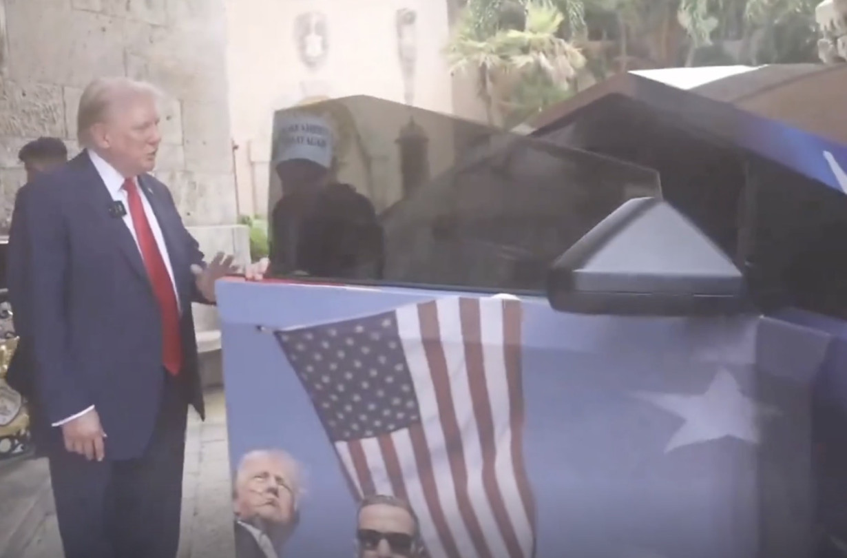 Donald Trump κι Elon Musk, ένα ειδύλλιο εν εξελίξει; Με ένα Tesla Cybertruck στη μέση! Tesla Cybertruck