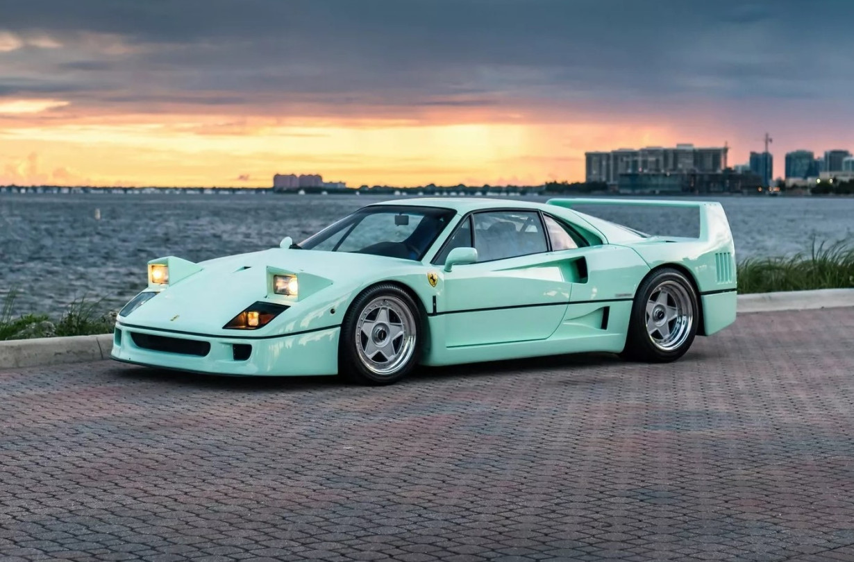 Μωρέ ας είχαμε μια Ferrari F40 κι ας ήταν βαμμένη φούξια με ροζ πουά ελεφαντάκια! Ferrari F40